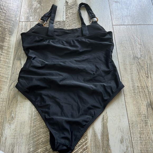 Lovin” this swimsuit - Picture 5 of 8